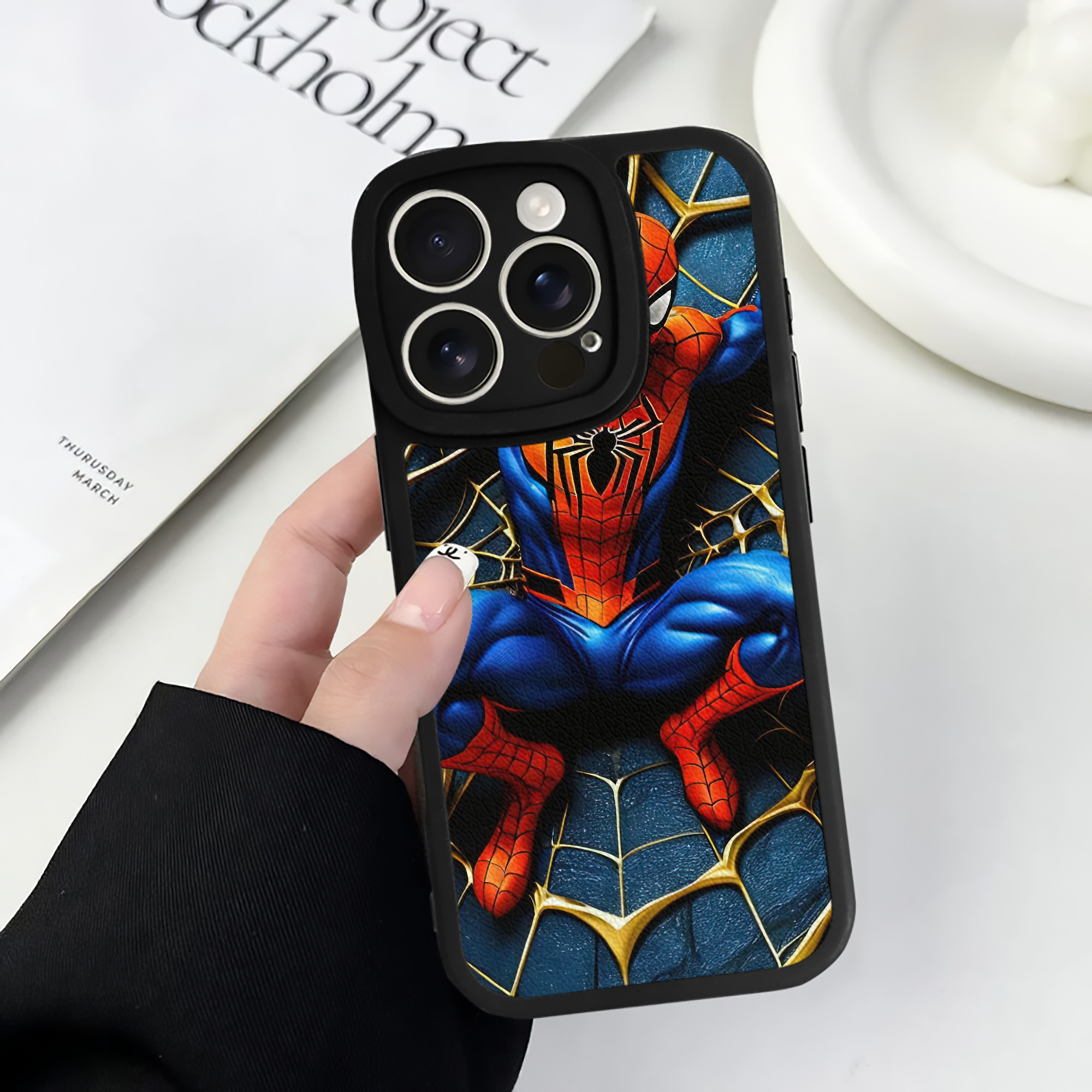 （画像用） Spider Man スパイダーマン 【iPhone 16シリーズ対応】シリコンスマホケース（レザー調） 材質：シリコン